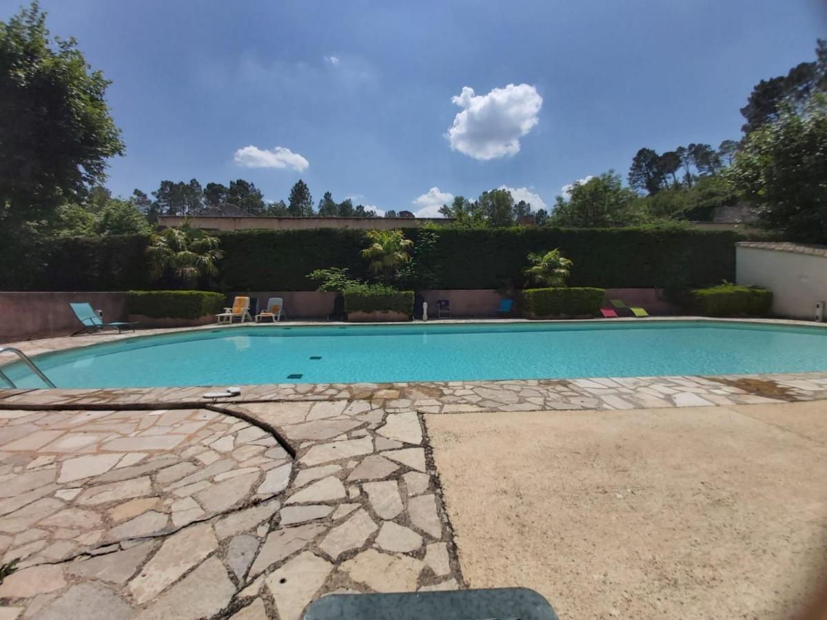 Eblouissant Appartement Au Calme D'Une Residence Avec Piscine Idealement Situe Au Pied Du Colorado Provencal Dans Le Prestigieux Luberon Rustrel Exterior foto